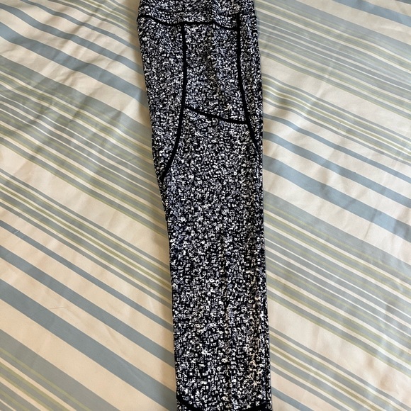 Zyia Black Mosaic Pocket Soft n Snug mid-rise 7/8 24” size 6-8 - Picture 6 of 6